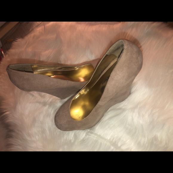 Woman’s size 9 suede wedge heels - Picture 3 of 3